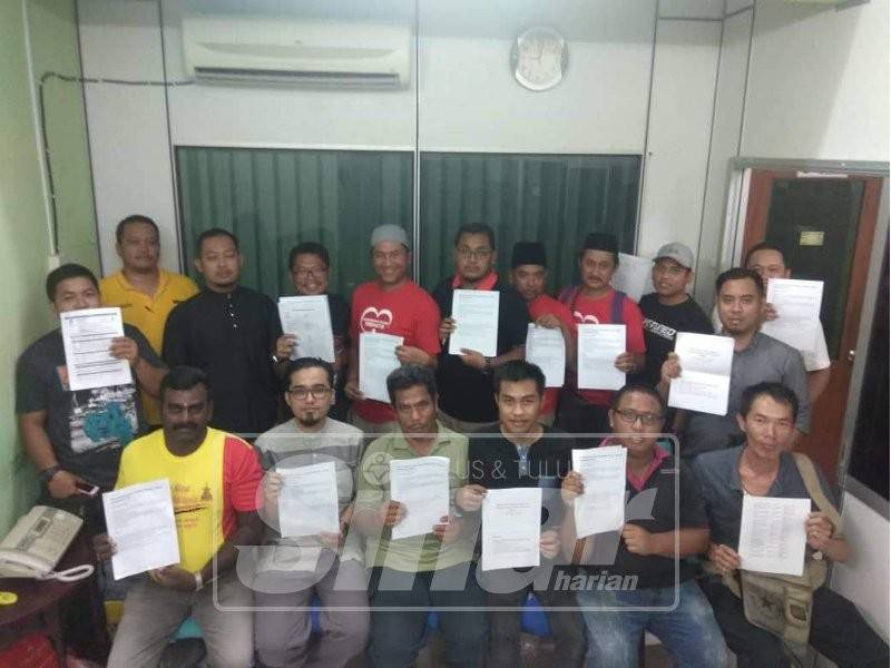 Ahmad Zhafri (dua kiri) bersama JKBFR5 bersedia melancarkan petisyen bertulis di empat kawasan terjejas berikutan kerja naik taraf projek FR5.
