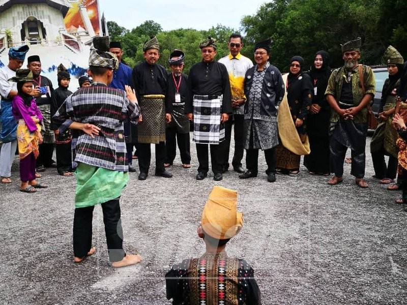 Ahmad Samsuri (tengah) menyaksikan persembahan silat oleh Persekutuan Silat Kebangsaan (Pesaka) Terengganu sebaik tiba bagi merasmikan mesyuarat agung persatuan itu di Dewan Muzium Terengganu, hari ini.
