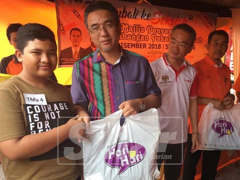 Adly menyampaikan sumbangan bantuan persekolah kepada 130 orang pelajar terpilih dalam kawasan Kota Melaka di pekarangan pejabat Amanah Kawasan Kota Melaka di Taman Seri Telok Mas, di sini.
