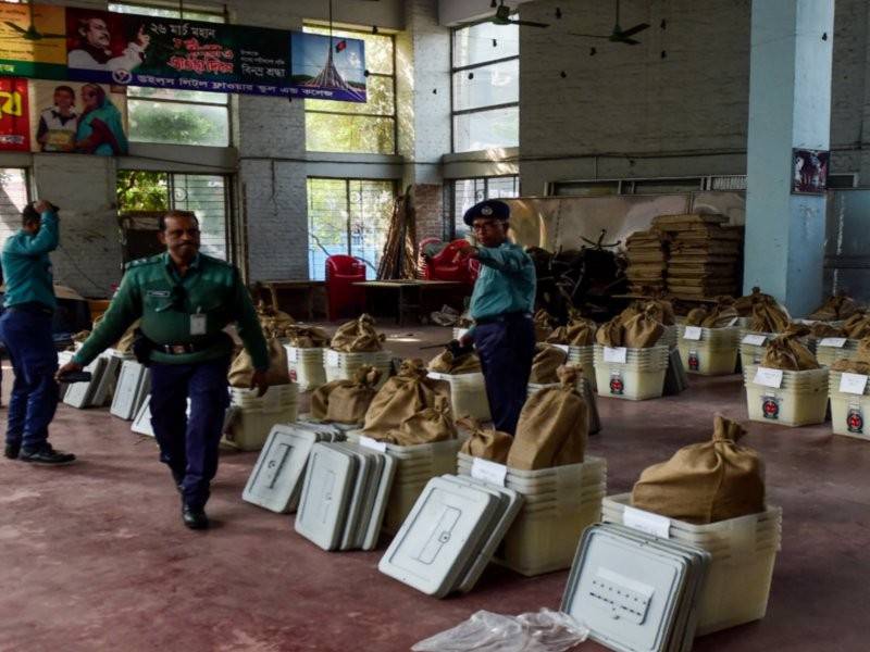 Pihak berkuasa melakukan persiapan akhir menjelang pilihan raya esok.