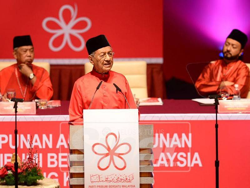 Pengerusi Parti Pribumi Bersatu Malaysia (Bersatu) Tun Dr Mahathir Mohamad menyampaikan ucapan dasar semasa Majlis Perasmian Perhimpunan Agung Tahunan Parti Bersatu Kali Kedua 2018 di Pusat Konvensyen Antarabangsa Putrajaya (PICC) hari ini. - Foto: Mohd Izari Rosli