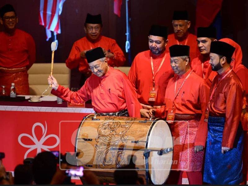 Pengerusi Parti Pribumi Bersatu Malaysia (Bersatu) Tun Dr Mahathir Mohamad memukul gendang sebagai simbolik perasmian pada Majlis Perasmian Perhimpunan Agung Tahunan Parti Bersatu Kali Kedua 2018 di Pusat Konvensyen Antarabangsa Putrajaya (PICC) hari ini. - Foto: Mohd Izari Rosli