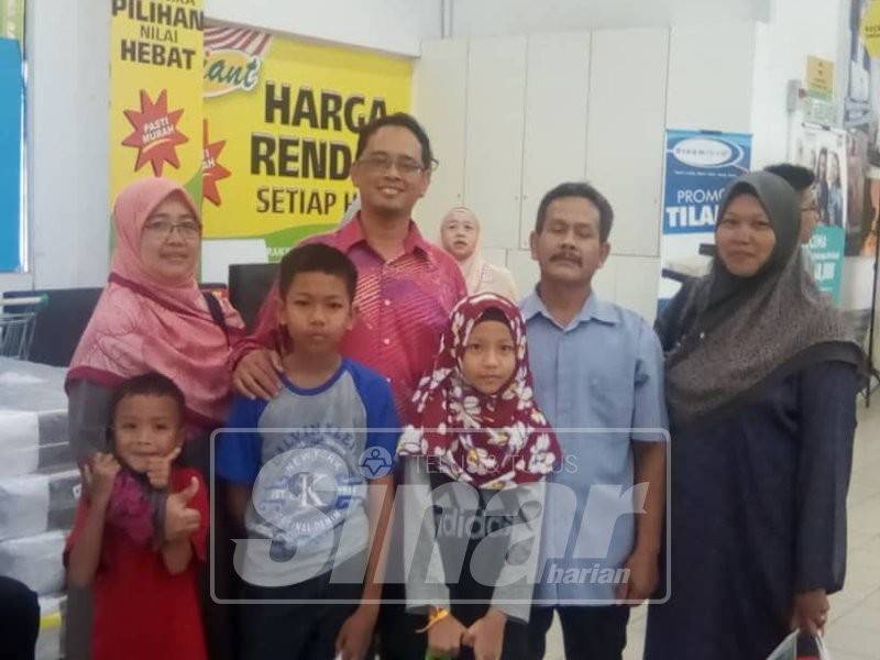 Faizul Amri (tengah) bersama salah satu keluarga yang menerima bantuan Back To School anjuran Pejabat Dun Serom.
Attachments area
