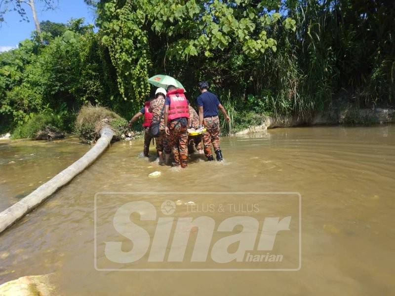 Mayat mangsa diusung anggota bomba.