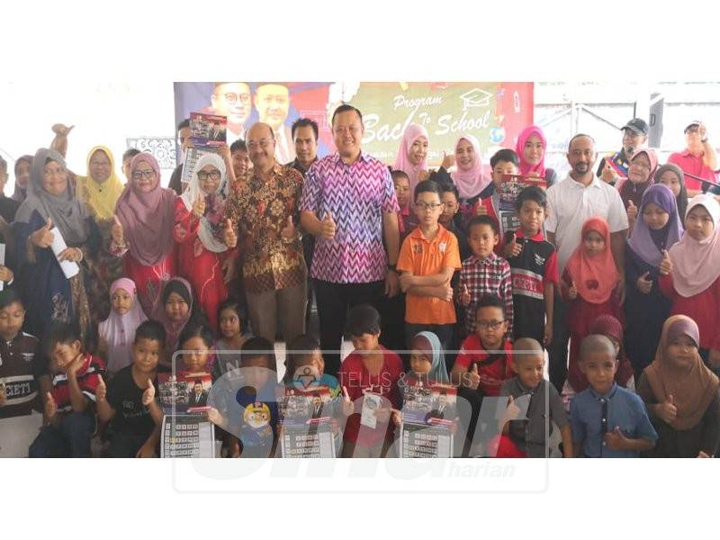 Rizam (berdiri tengah kanan) bersama kepimpinan Umno Bahagian Sabak Bernam pada Program Back to School di Pejabat Adun Sungai Air Tawar, di sini.