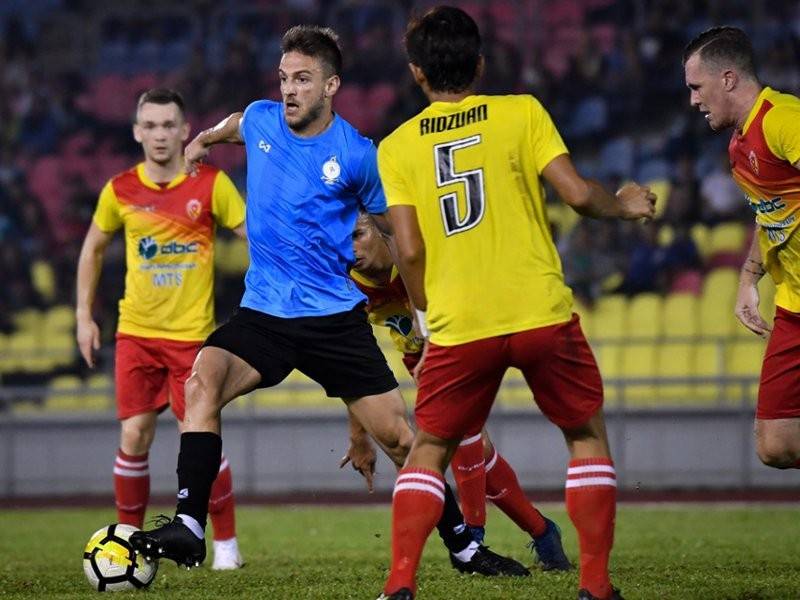 Pemain Melaka United Luka Milunovic (dua, kiri) cuba melepasi asakan para pemain Selangor United pada Perlawanan Persahabatan Bola Sepak Pra Musim 2019 di Stadium Hang Jebat, semalam. - Foto Bernama