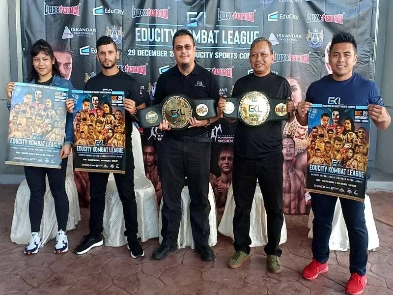 Pengarah Projek Boxxtomoi Asia, Musaddik Zainuddin (dua kanan) bersama peninju profesional MMA kelahiran Johor, Jihin Radzuan, Juara Judo Tali Pinggang Hitam peringkat kebangsaan dan MIMMA5 Middleweight Champion, Mohd Fakhrul Izzat Affandi dan Don Sulaiman iaitu altlet MMA Palestin dalam sidang media pra pelancaran kejohanan 'EduCity Kombat League 2018' (EKL 2018),