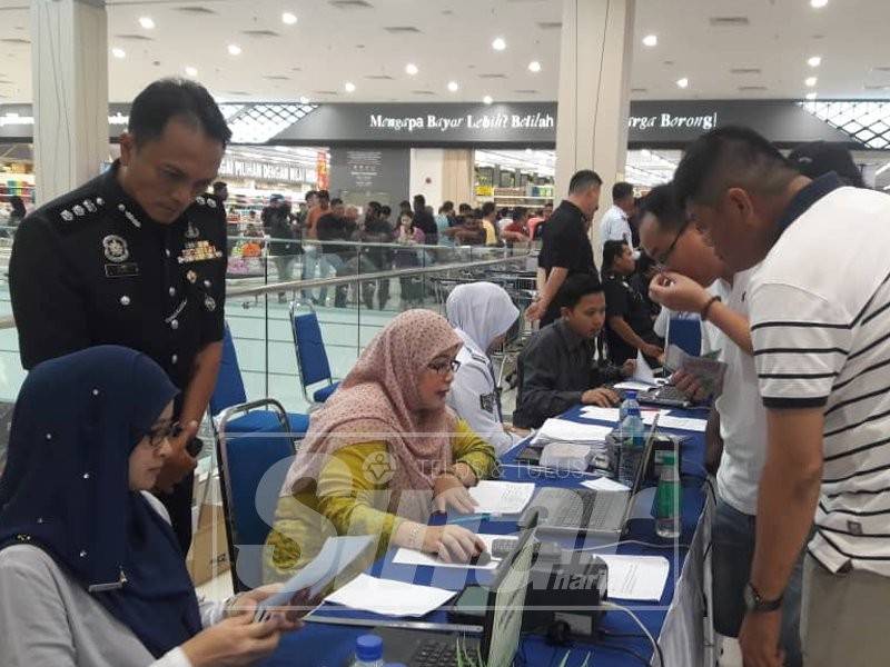 Dzulkhairi (kiri) semasa Program Hari Bertemu Pelanggan peringkat IPD Iskandar Puteri di Mydin Mall Mutiara Rini.