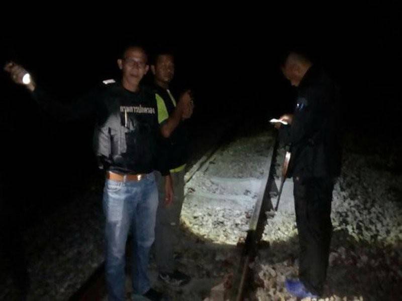 Pihak keselamatan Thailand memeriksa sebuah landasan kereta api berhampiran Rueso yang menjadi sasaran bom buatan sendiri dalam kejadian malam tadi. 