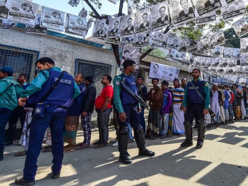 Anggota polis berkawal di sebuah pusat membuang undi di Dhaka. - AFP
