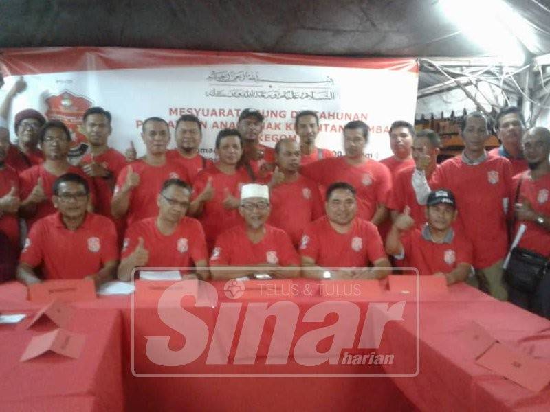 Mohd Rakbi (tengah) bersama sebahagian ahli Pakegom selepas mesyuarat di Gombak malam tadi.