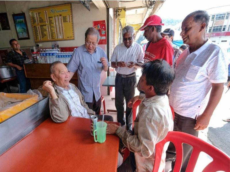 Penasihat DAP Lim Kit Siang (dua, kiri) bersama Naib Pengerusi DAP yang juga Menteri Sumber Manusia M Kulasegaran (kanan) beramah mesra bersama penduduk setempat di sebuah restoran sekitar pekan pada Program Jelajah Jelai bersama Lim Kit Siang di Pekan Ringlet hari ini. - Foto Bernama