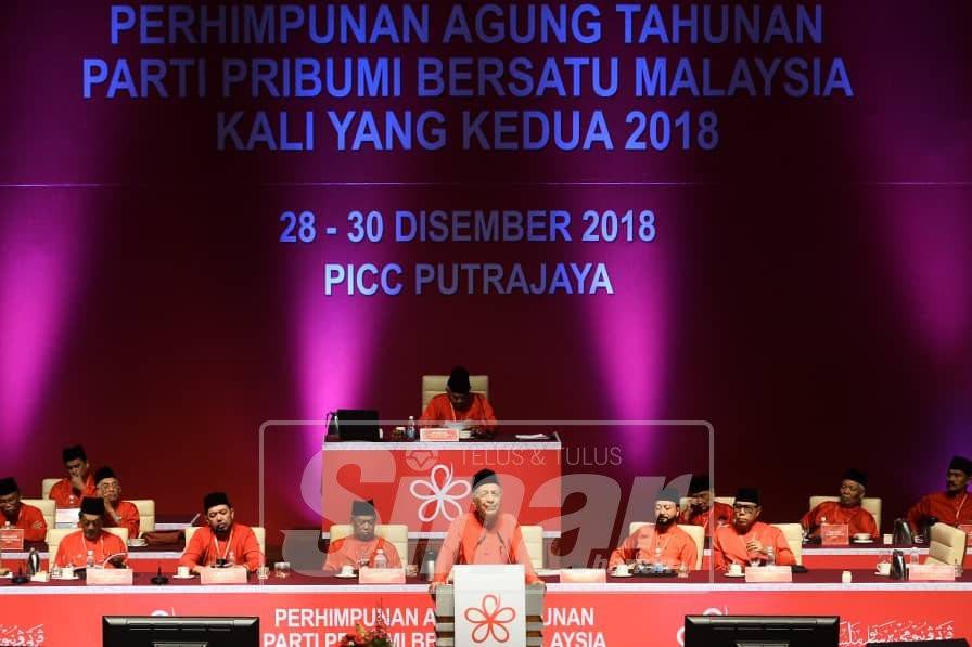 Dr Mahathir ketika menyampaikan ucapan penggulungan pada hari terakhir Perhimpunan Agung Tahunan Bersatu di Pusat Konvensyen Antarabangsa Putrajaya, di sini, hari ini. - Foto Sinar Harian/SHARIFUDDIN ABDUL RAHIM
