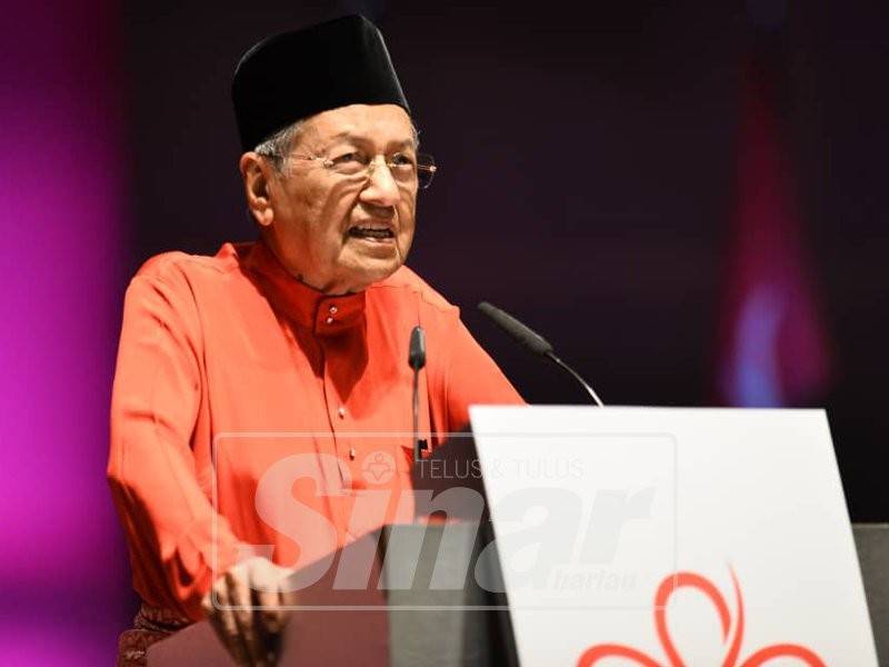 Dr Mahathir ketika menyampaikan ucapan penggulungan sempena hari terakhir Perhimpunan Agung Tahunan Bersatu Kali-2 di Pusat Konvensyen Antarabangsa Putrajaya, di sini, hari ini. - Foto Sinar Harian/SHARIFUDDIN ABDUL RAHIM