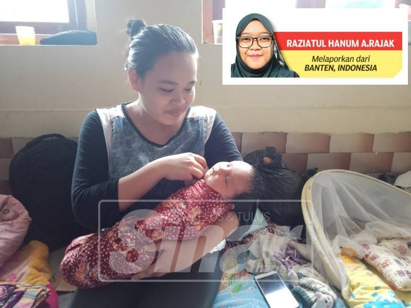 Yulia bersama bayi lelakinya yang baru lahir ketika ditemui di pusat penempatan sementara di Masjid Cigondang, Labuan.