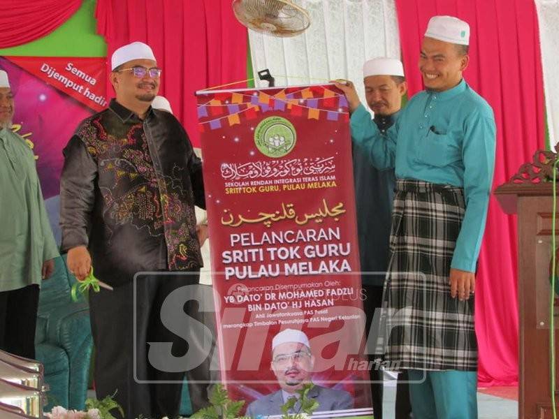 Mohamed Fadzli (kiri) merasmikan sekolah rendah Sriti Tok Guru, semalam.