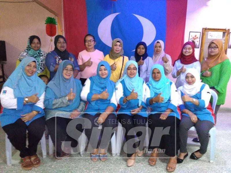 Haslindalina (tengah) bersama barisan wanita PKR Paya Besar pada mesyuarat itu malam tadi.