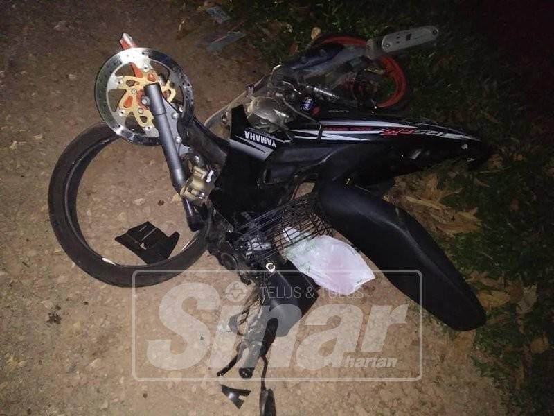 Kemalangan tersebut menyebabkan motosikal mangsa remuk.