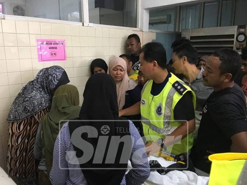 Suasana lebih pilu di Unit Forensik Hospital Dungun sebaik sahaja mayat ketiga, Nurain Fatma dibawa masuk.