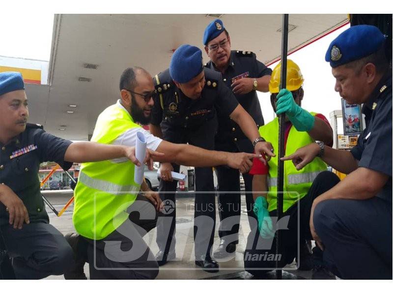 Zulfamy (tengah) memeriksa bekalan petrol dan diesel di sebuah stesen minyak di Jalan Sultan Mahmud, di sini hari ini.