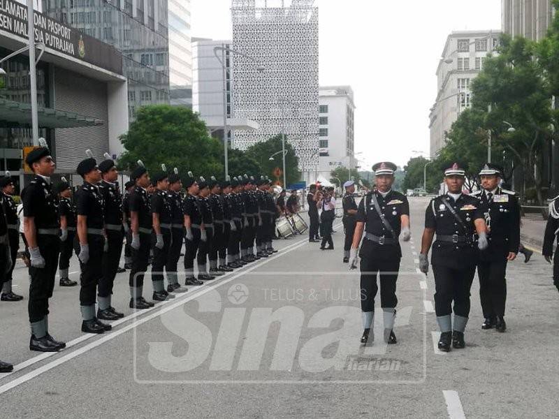 Mustafar memeriksa barisan pegawai dan anggota Imigresen pada Majlis Paluan Berundur di ibu pejabat Jabatan Imigresen.