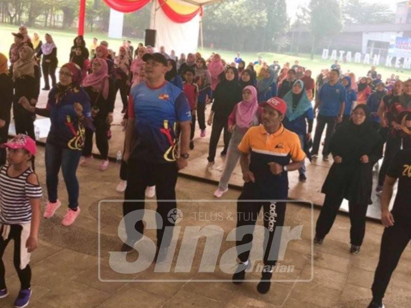 Khairuddin turut menyertai acara senaman zumba bersama kira-kira 200 peserta terdiri daripada penjawat awam dan orang awam, hari ini.