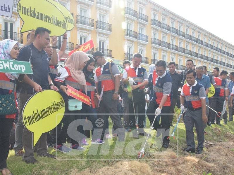 Adly dan Shahrudin melakukan aktiviti plogging di sekitar Reviera ketika program tanggungjawab sosial korporat (CSR) sempena Tahun Melawat Melaka di Reviera Suite, Pulau Melaka, hari ini.
