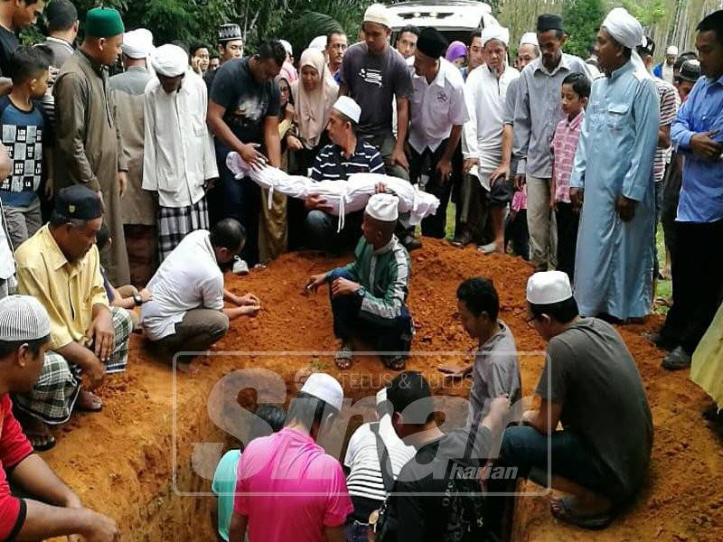 Jenazah tiga beradik selamat disemadikan dalam satu liang lahat pada jam 6.55 petang.