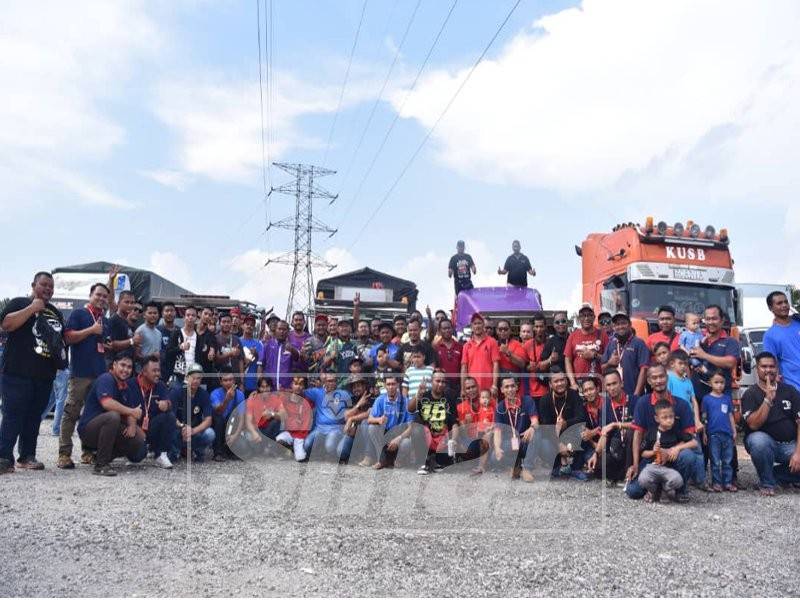 Antara peserta yang menyertai Event Autoshow Lori anjuran Group Lori Zon Selatan 2018 di Felda Pasak.