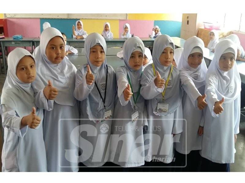 Gelagat tujuh murid antara yang mencuri tumpuan apabila mereka merupakan tiga pasangan kembar yang memulakan hari pertama sesi persekolahan, di Sekolah Kebangsaan Zainab 1 hari ini.