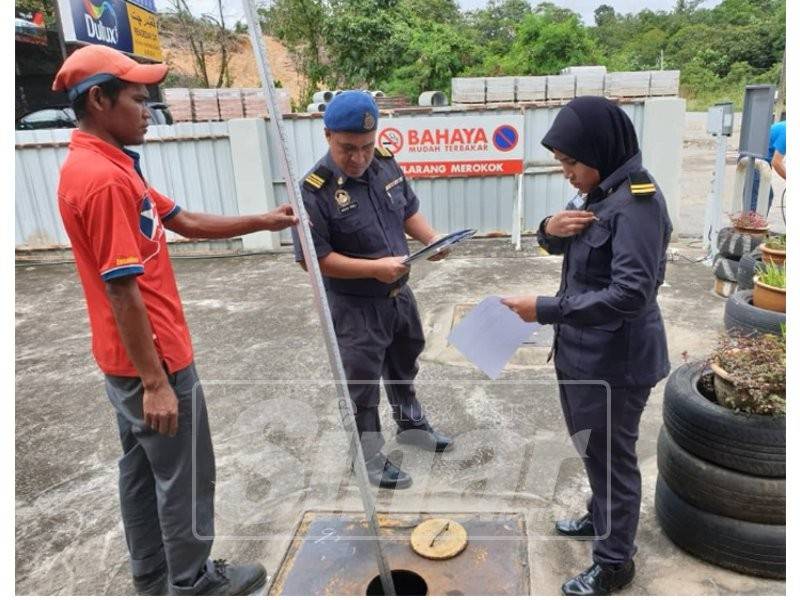 Anggota penguatkuasa KPDNHEP Kelantan membuat pemeriksaan di stesen minyak sempena operasi tahun baharu.