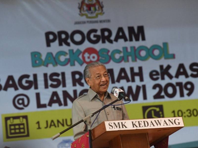 Perdana Menteri Tun Dr Mahathir Mohamad menyampaikan ucapan pada Program Back to School bagi Isi Rumah eKasih@Langkawi 2019 di Sekolah Menengah Kebangsaan Kedawang hari ini. Foto: Bernama