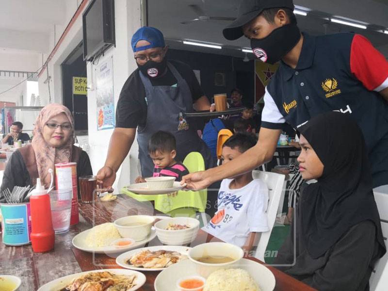 Pekerja Restoran Syafiq Lee memakai penutup hidung sebagai peringatan kepada pelanggan yang datang.