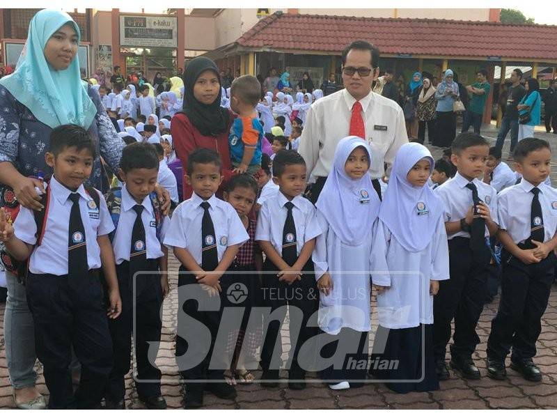 Pasangan kembar Tahun Satu (dari kanan) pasangan kembar Muhammad Danish Azlan dan Muhammad Danial, Nurain Amirah Abdul Malek dan Nurain Athirah, Muhammad Nur Airil Ahmad Redzuan dan Muhammad Nur Airie serta Mior Rafieq Hazieq Mohd Rosdy dan Mior Razieq Harith diraikan di SK Serkam Darat, hari ini.