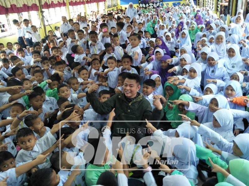 Pak Nil (tengah) bersama 666 pelajar sekolah terbabit hari ini.
