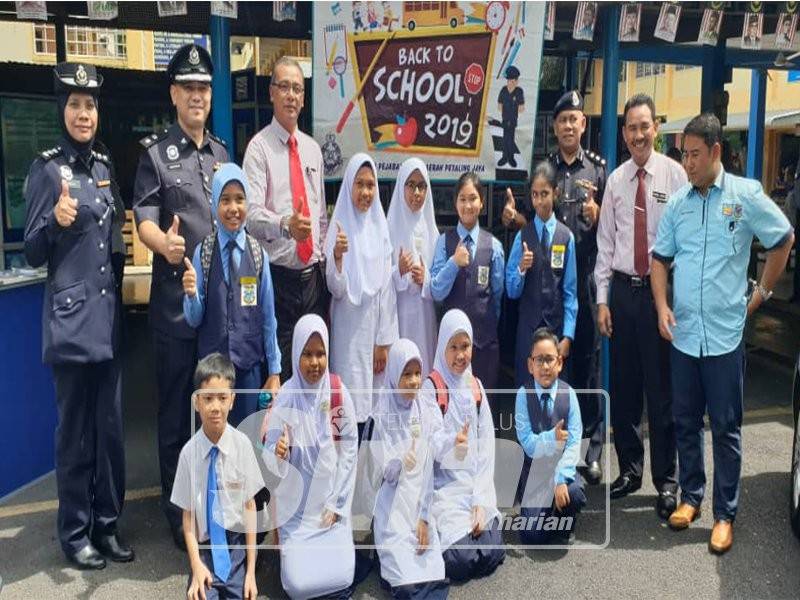 Mohd Zani (tiga, kanan) selepas Program Kembali Ke Sekolah di Sekolah Kebangsaan Kampung Tunku, hari ini.
