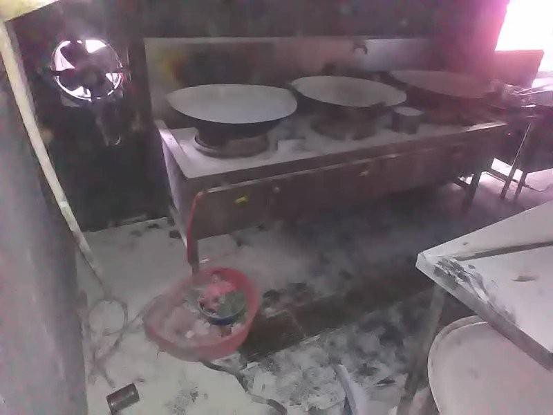 Keadaan bahagian dapur restoran yang terbakar.