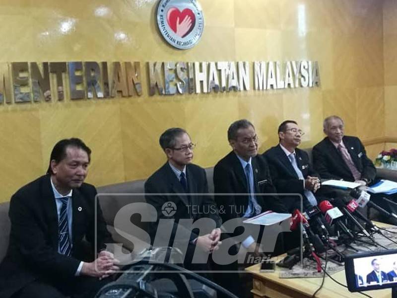 Dr Dzulkefly Ahmad (tengah) berkata demikian ketika sidang media di bangunan KKM, hari ini.