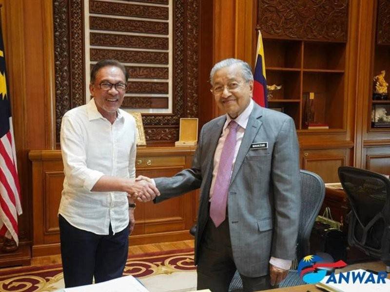 Anwar mengadakan pertemuan dengan Dr Mahathir selama satu jam, hari ini.