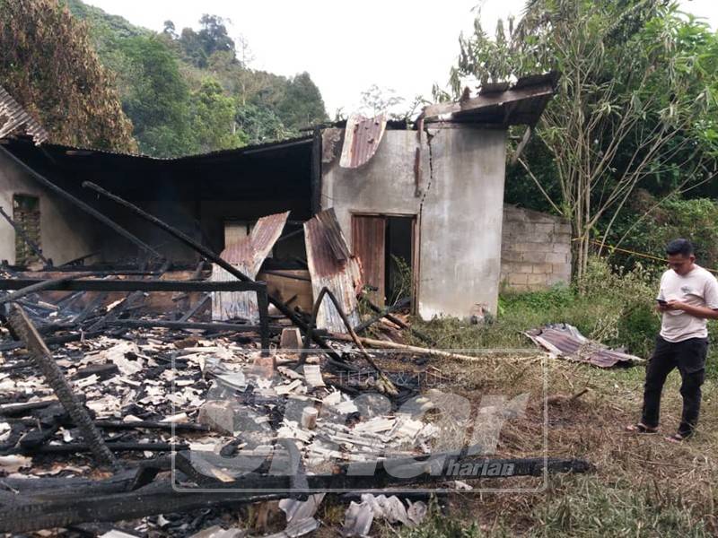 Keadaan rumah Hasly yang hangus dalam kejadian tengahari tadi.