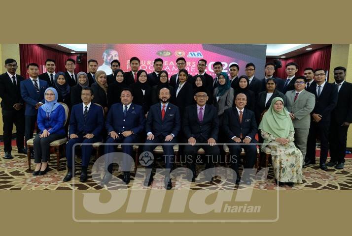 Mukhriz (tengah, depan) bergambar bersama penerima watikah pelantikan program ‘Future Leaders’ di Wisma Darul Aman.