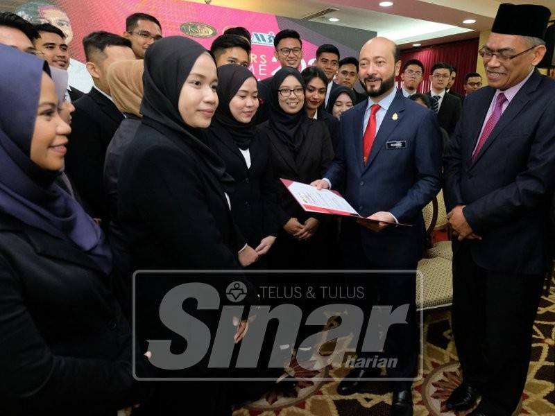 Mukhriz (tiga, kanan) beramah mesra dengan sebahagian pelatih yang mengikuti program ‘Future Leaders’.