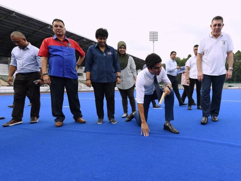 Menteri Belia dan Sukan, Syed Saddiq Syed Abd Rahman meninjau keadaan Stadium Hoki Nasional Bukit Jalil yang dilaporkan mengalami kerosakan di permukaan padang, hari ini. - Foto Bernama