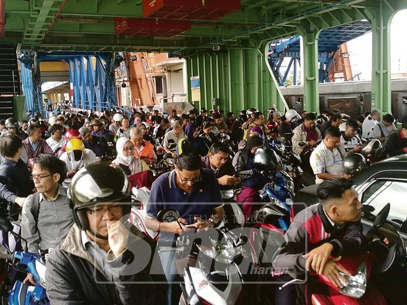 Masih ramai penunggang motosikal menggunakan perkhidmatan feri.