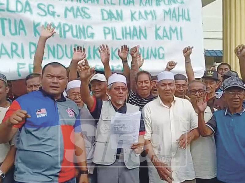 Hamim bersama penduduk menyuarakan bantahan terhadap pelantikan ketua kampung baharu ketika berhimpun pada 29 Disember lalu.