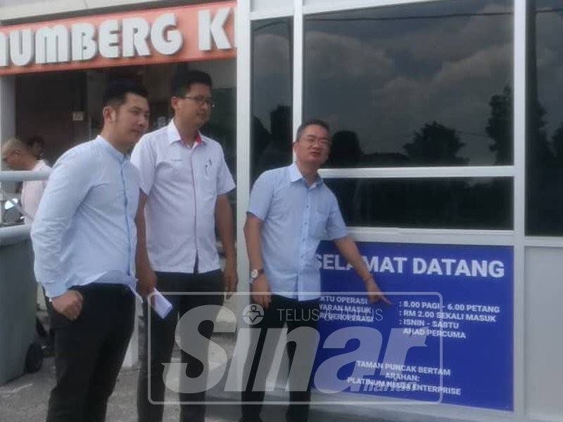 Poay Tiong (kanan) menunjukkan tempat bayaran yang telah dibina dan diswastakan di Taman Puncak Bertam tadi.