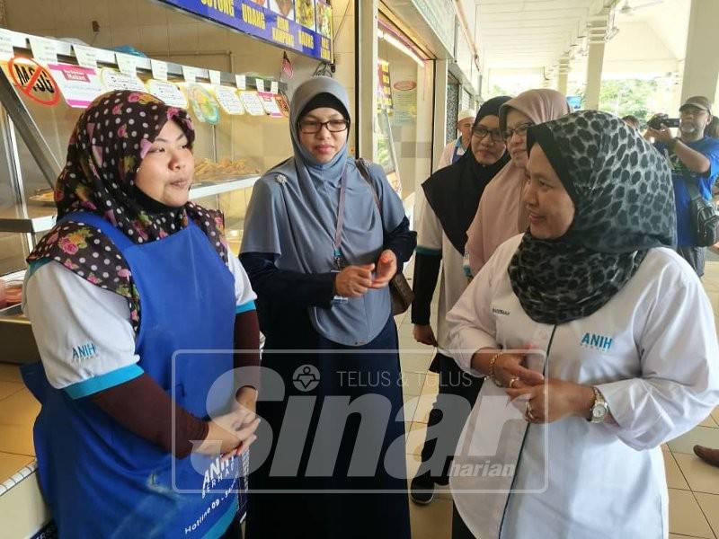 Radzimah (kanan) beramah mesra bersama peniaga R&R Gambang arah Timur ketika ditemuinya di sini.