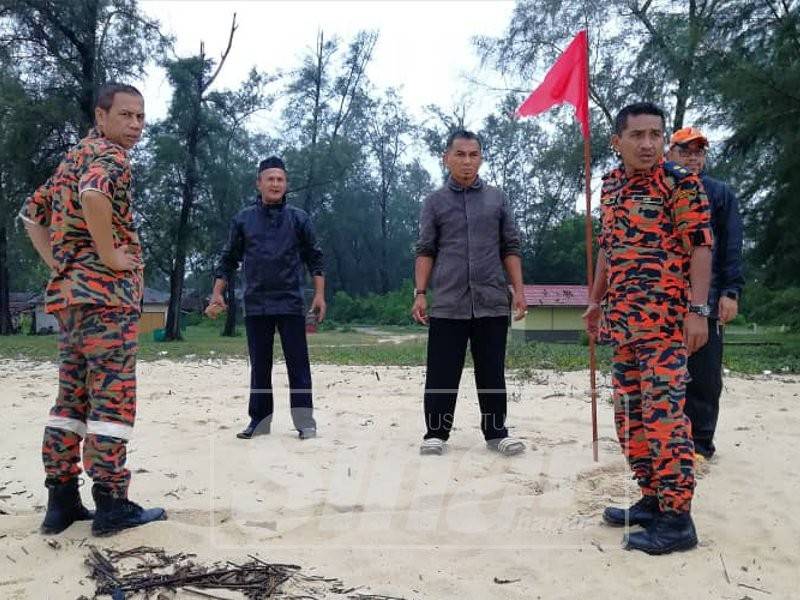 Azhar (depan, kanan) bersama anggotanya dan MDPP selepas memacakkan bendera merah di Pantai Tok Bali pagi tadi.