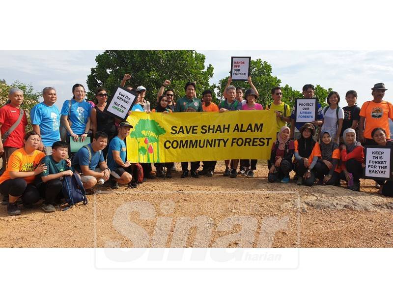 Najwan (sembilan, kanan) bersama sukarelawan yang membantah projek pembangunan di hutan berkenaan.