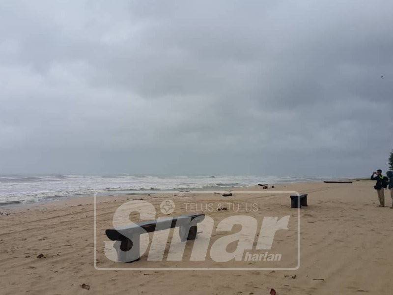 Ribut Pabuk Pantai Batu Burok Lengang